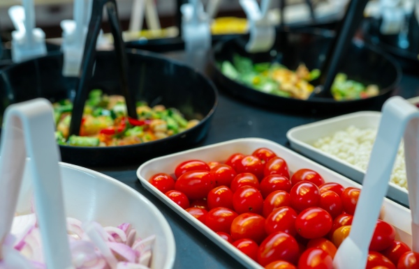 Buffet con ensaladas